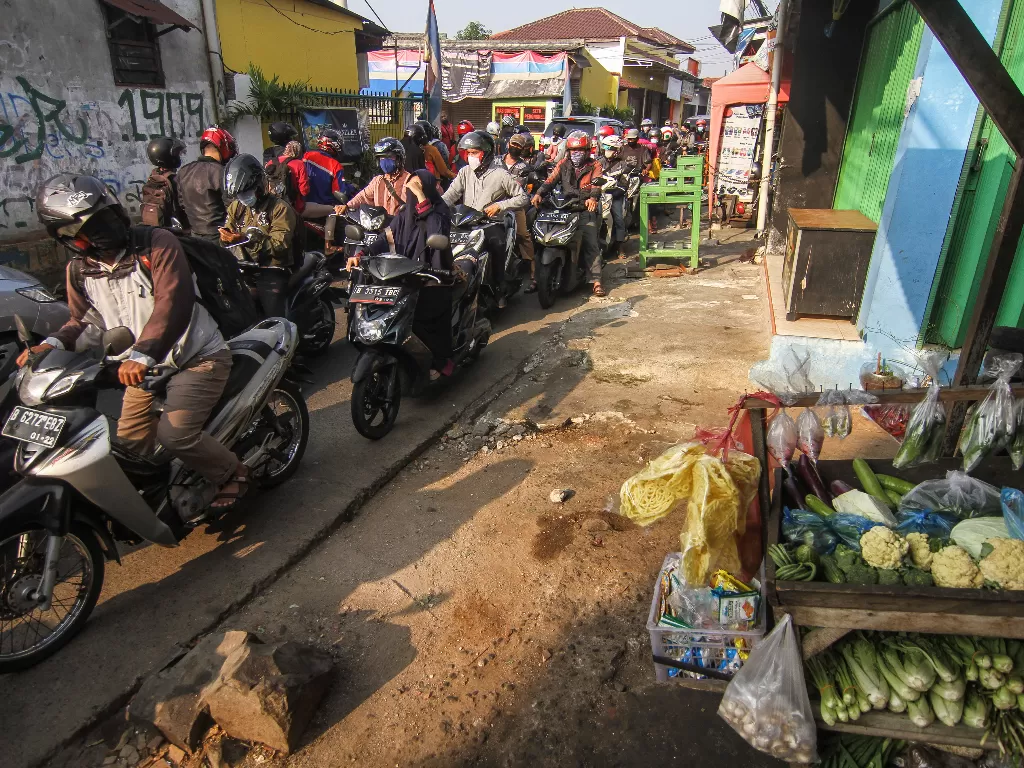 Kepadatan kendaraan yang terjadi di jalur alternatif perbatasan Depok dan Jakarta di Jalan Setu Pedongkelan, Depok, Jawa Barat, Senin (5/7/2021). (ANTARA FOTO/Asprilla Dwi Adha)