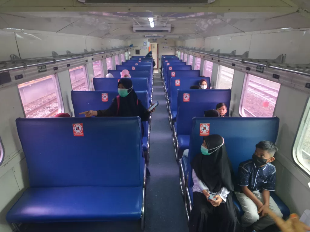 Penumpang berada di gerbong Kereta Api Sibinuang (ANTARA FOTO/Iggoy el Fitra)