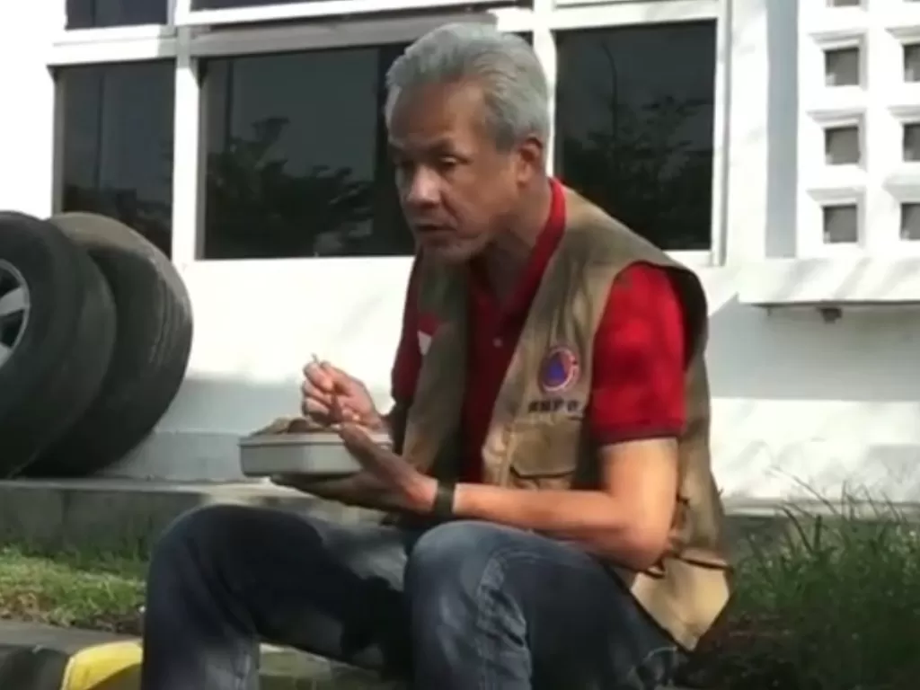 Gubernur Jawa Tengah, Ganjar Pranowo makan di pinggir jalan. (Photo/Instagram/@jayalah.negriku)