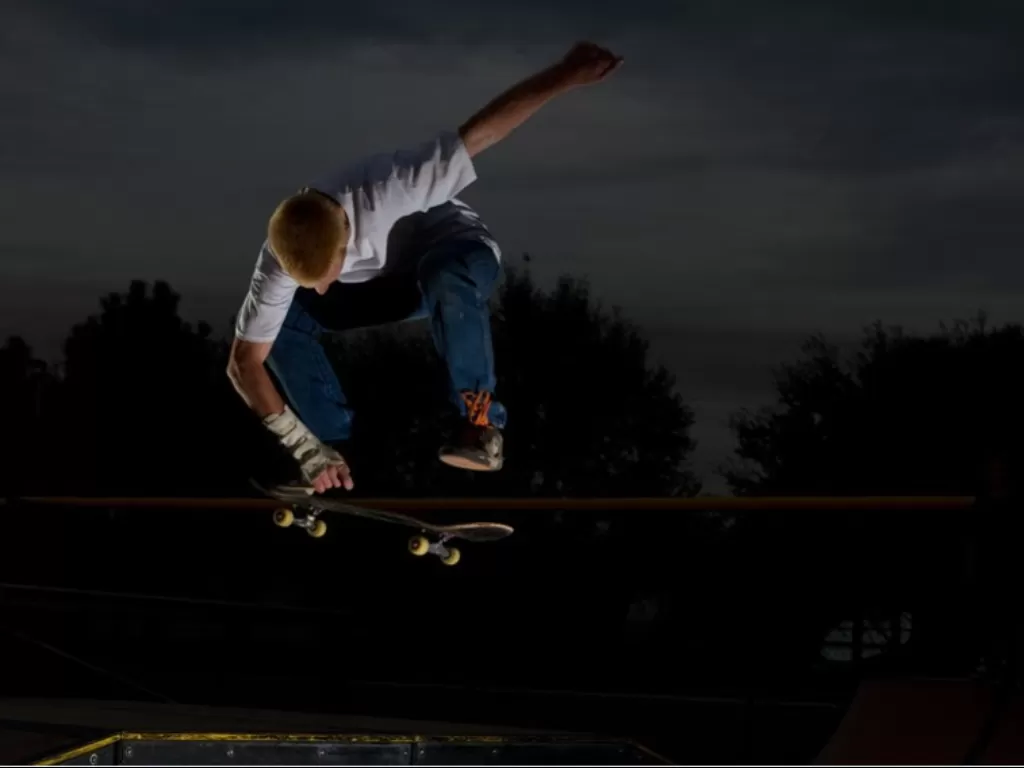 Ilustrasi remaja bermain skateboard. (Pixabay/brainbuffet).