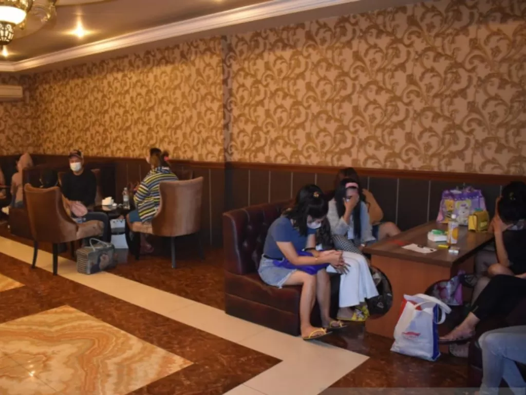 Terapis wanita diamankan polisi di hotel yang buka jasa pijat dan spa (Dok. Polres Metro Jakarta Selatan)