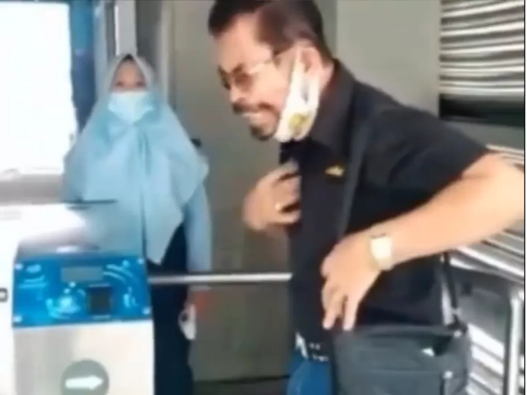 Cuplikan video pria yang dicegat di halte karena tak pakai masker sesuai standar. (photo/Instagram)
