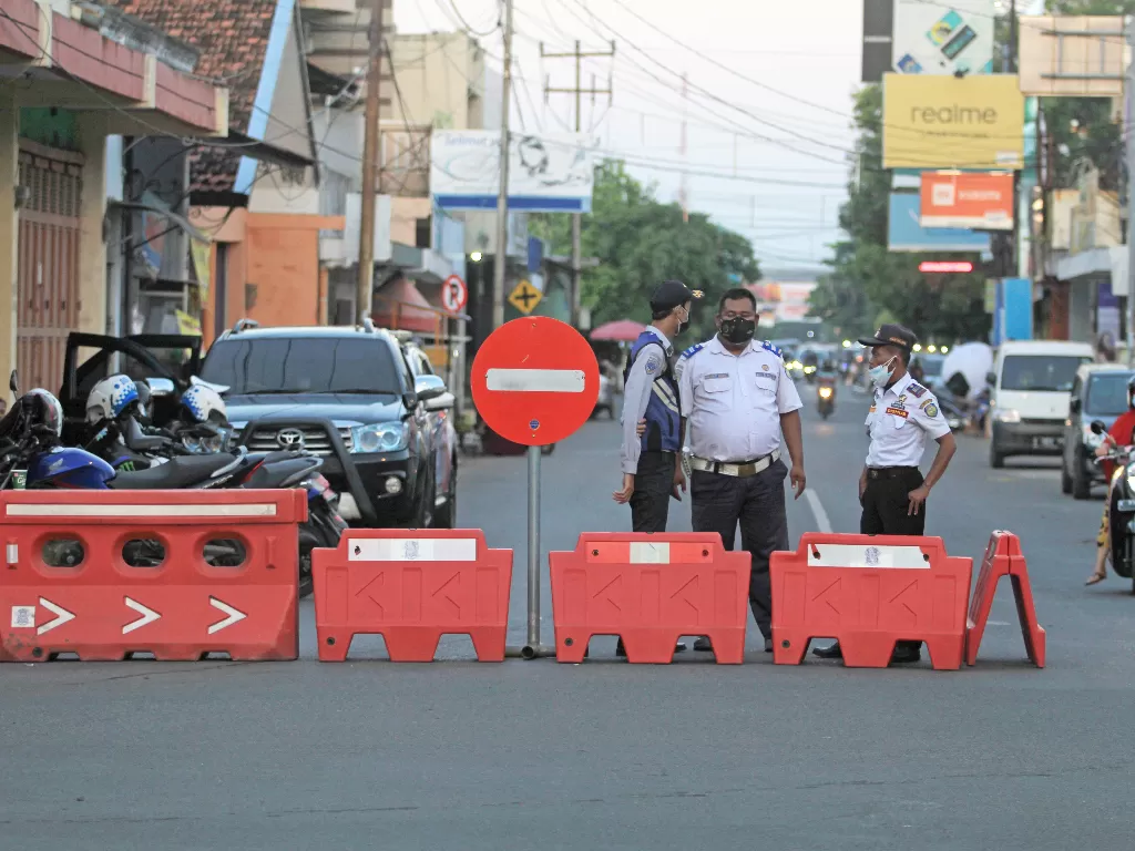 Penutupan jalan selama PPKM Darurat (ANTARA FOTO/Dedhez Anggara)