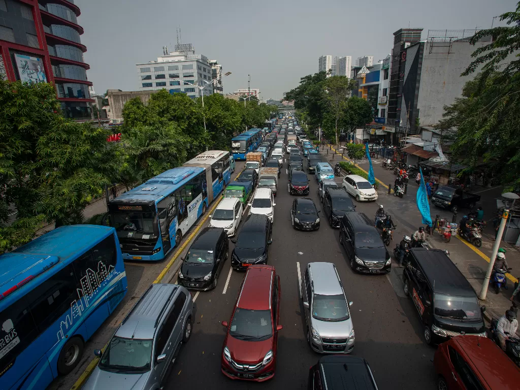 Sejumlah kendaraan bermotor antre melewati posko penyekatan di Jalan Salemba Raya (ANTARA FOTO/Aditya Pradana Putra/pras.)