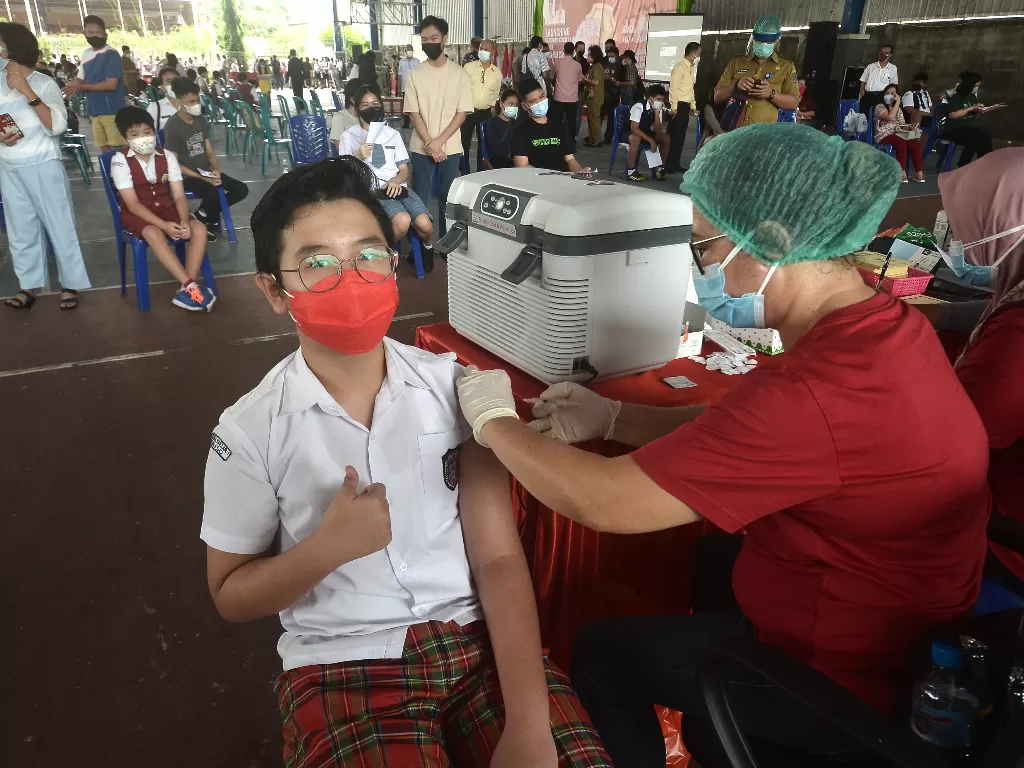 Remaja menjalankan vaksinasi COVID-19 (ANTARA FOTO/Adwit B Pramono)