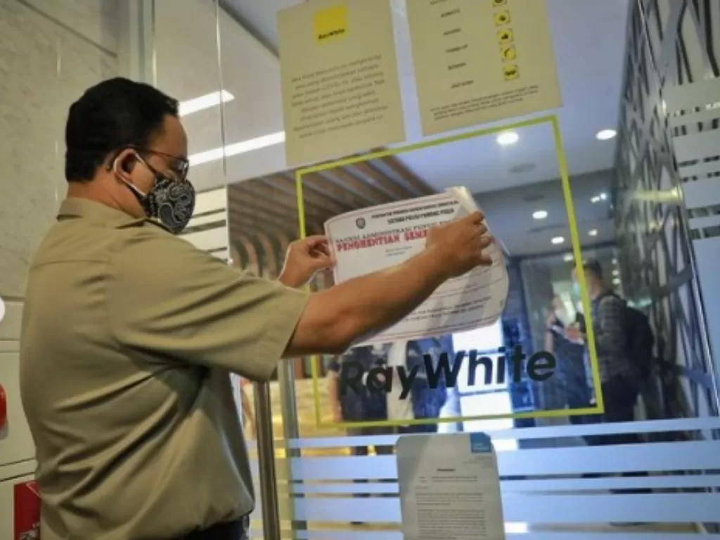 Gubernur DKi memasang tanda segel kepada perusahaan yang langgar PPKM Darurat. (Instagram/@aniesbaswedan).