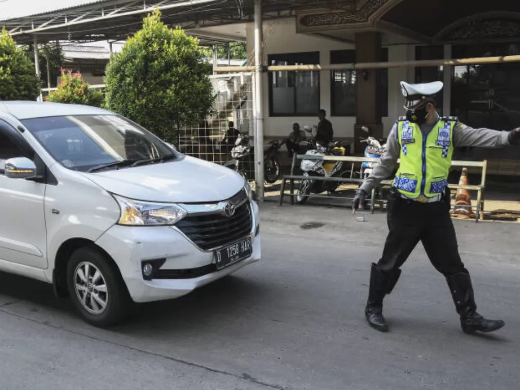 Sejumlah petugas gabungan memberhentikan kendaraan berplat nomor luar Jabodetabek di Kalimalang, Jakarta Timur, Sabtu (3/7/2021). (ANTARA FOTO/Fakhri Hermansyah)