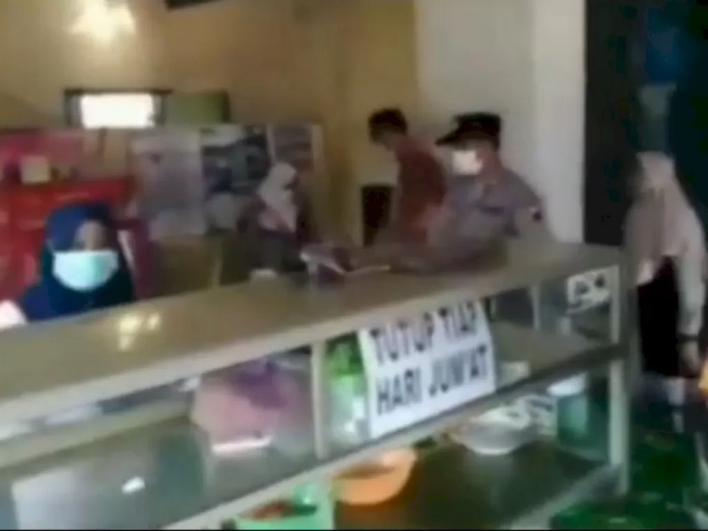 Polisi Tutup Paksa Warung yang Layani Makan di Tempat. (Instagram/@lambe_turah)
