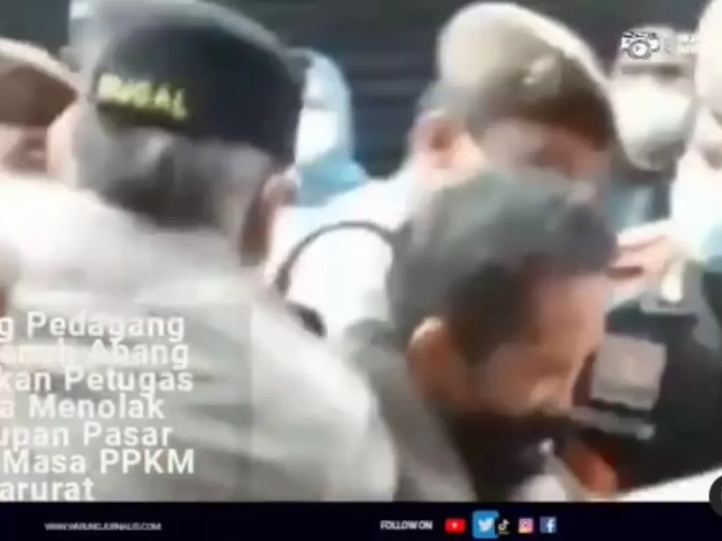 Pedagang Tanah Abang ditahan petugas gabungan (Instagram @warung_jurnalis)