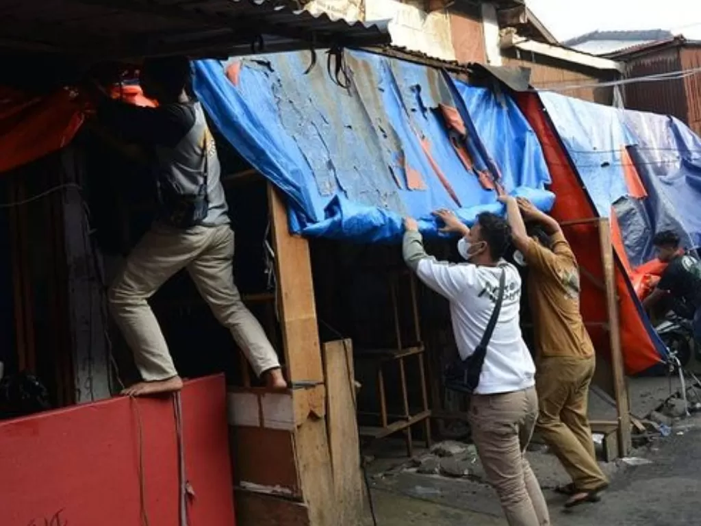 Satuan Polisi Pamong Praja (Satpol PP) wilayah DKI Jakarta menutup kios. (Photo/Instagram/@satpolpp.dki)