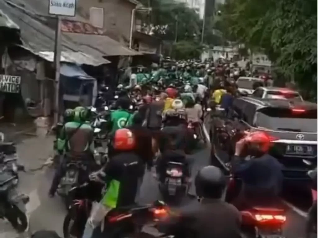 Keributan antarkelompok pengemudi ojek daring dan mata elang yang terjadi di Jalan Raya Mangga Besar, Sawah Besar, Jakarta Pusat, Selasa (6/7). (photo/Instagram/@jktinfo)