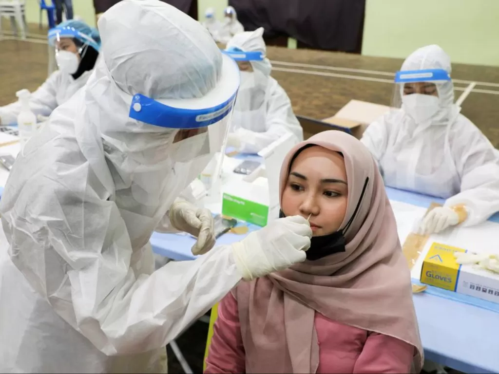 Petugas kesehatan mengambil sampel virus corona di Kuala Lumpur, Malaysia, 11 Mei 2021. (REUTERS/Lim Huey Teng/File Photo)