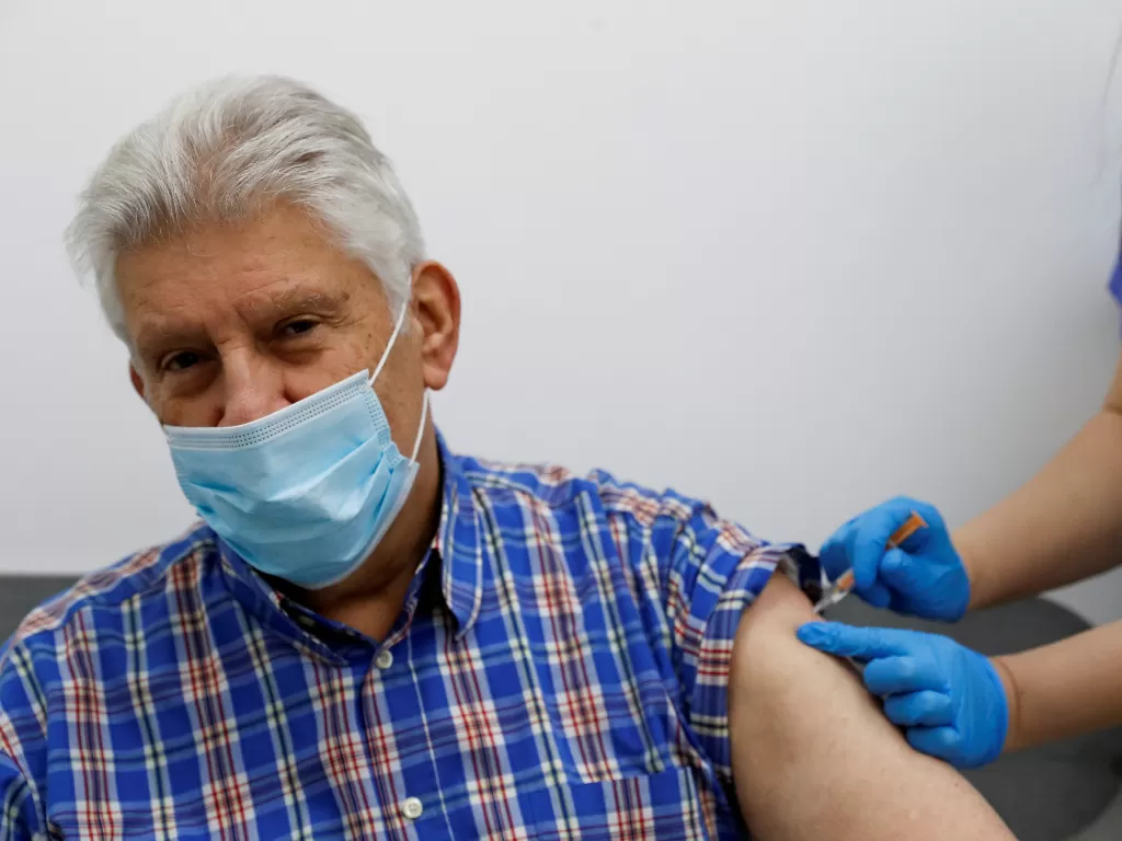 Proses vaksinasi di Inggris (REUTERS/Paul Childs/File Photo)