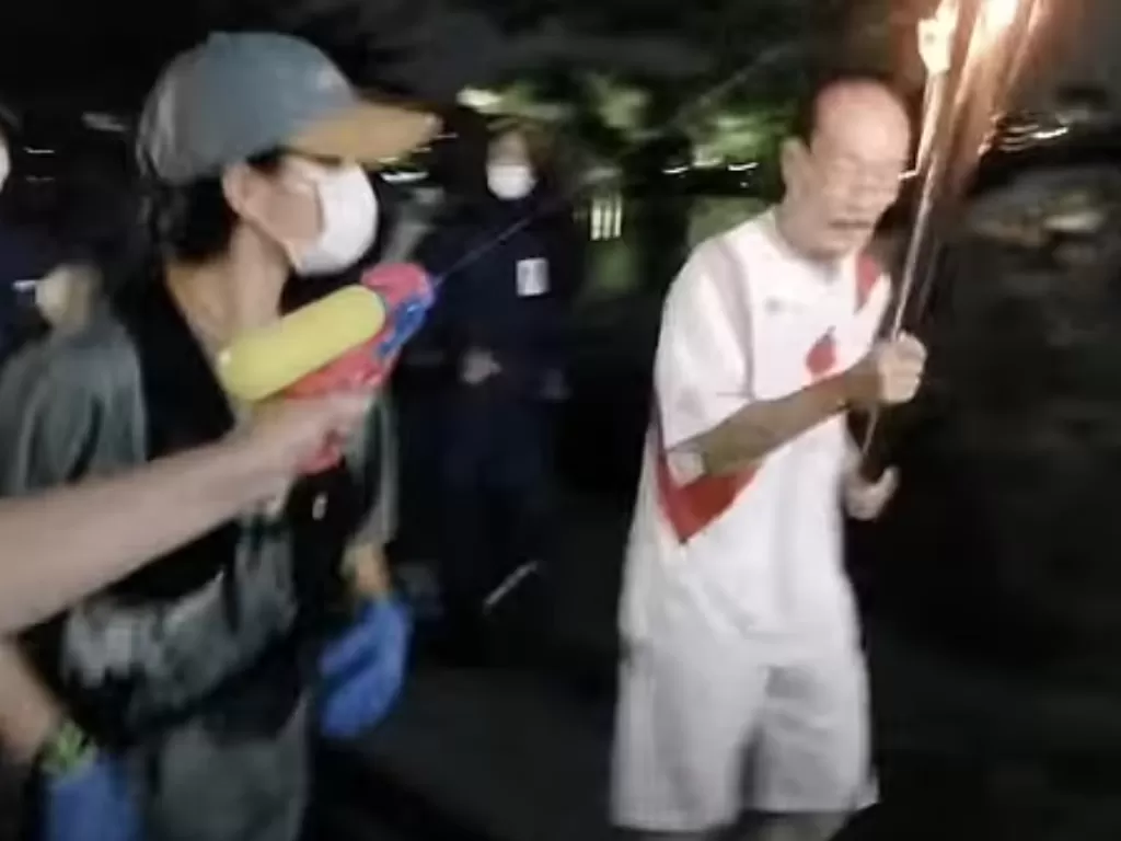 Tindakan protes olimpiade Tokyo, wanita ini coba padamkan obor. (Newsflash)