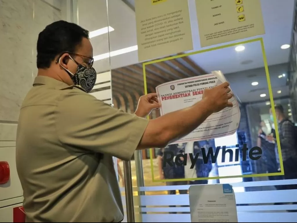 Gubernur DKI Jakarta Anies Baswedan langsung menyegel kantor yang melanggar aturan PPKM Darurat. (Instagram/@aniesbaswedan)