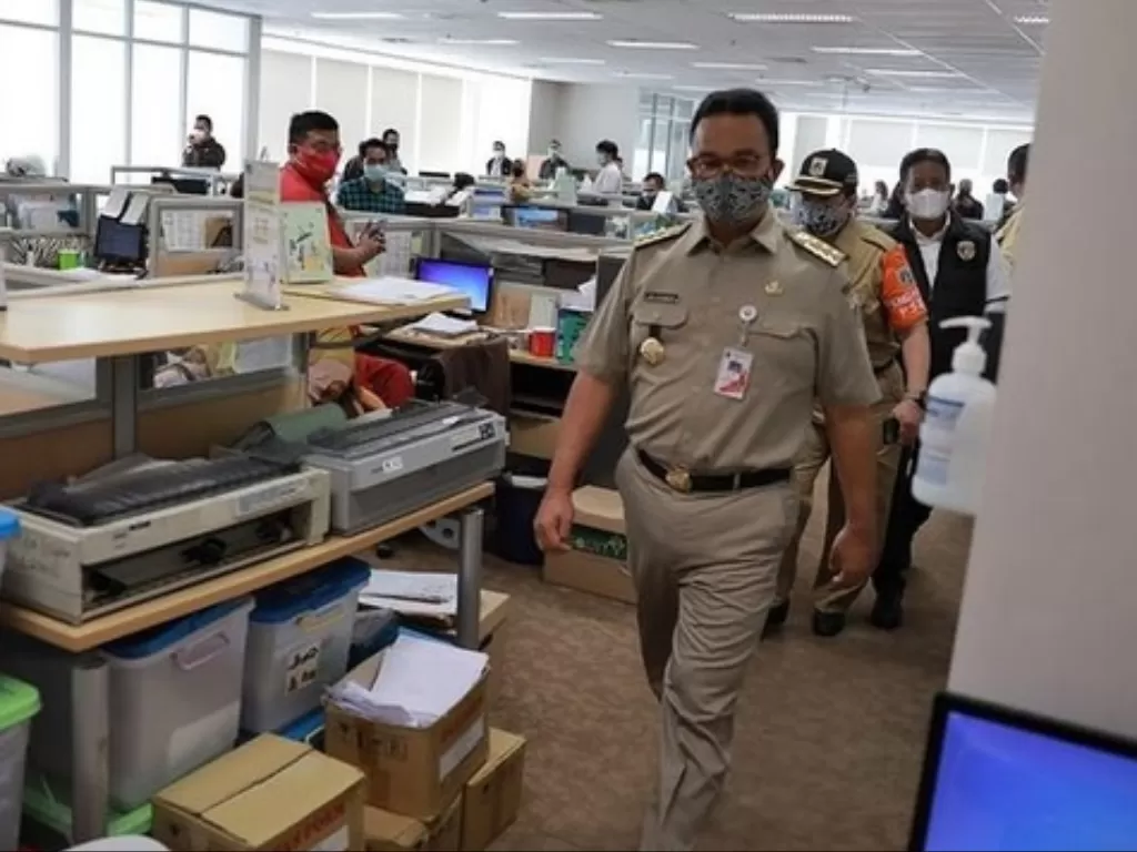 Gubernur DKI Jakarta Anies Baswedan saat sidak ke perkantoran di masa PPKM darurat di Jakarta. (Instagram/aniesbaswedan)