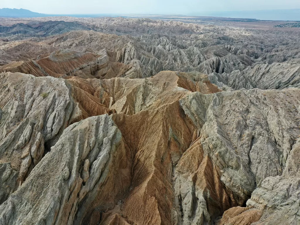 Pemandangan udara menunjukkan bebatuan dan mineral yang berbeda di atas Patahan San Andreas (REUTERS/Aude Guerrucci)