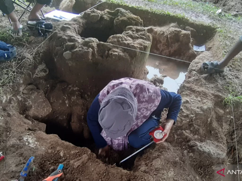 Arkeolog saat melakukan penggalian (eskavasi) dalam penelitian Benteng Kota Mas di Kabupaten Gorontalo Utara. (photo/ANTARA/Debby mano/ilustrasi)