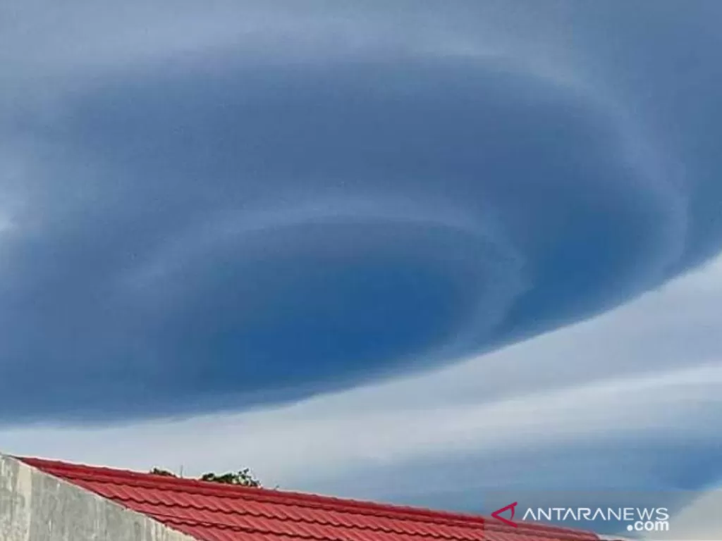 Fenomena awan mirip Unidentified Fliying Object “UFO” yang terlihat di langit di kawasan Desa Punge, Kota Banda Aceh pada Selasa (6/7/2021) sore. (ANTARA/HO-Dok. Pribadi Cut Ida Khairani) 