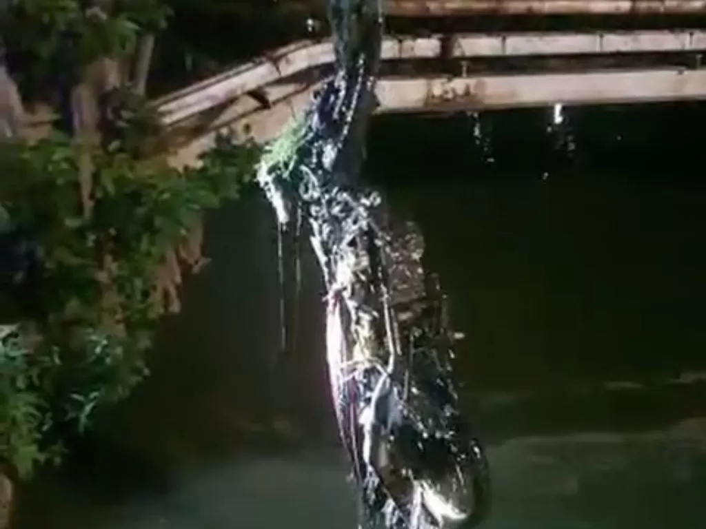 Motor tercebur ke sungai pasca bentrok ojol vs mata elang (Instagram @jktinfo).