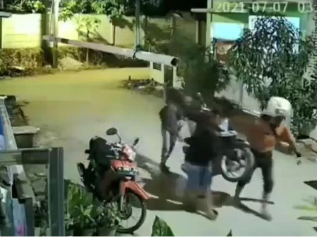 Tiga pria terekam CCTV gotong sepeda motor di Perumahan Lebak Indah Griya Asri (Instagram/tangerang.terkini)