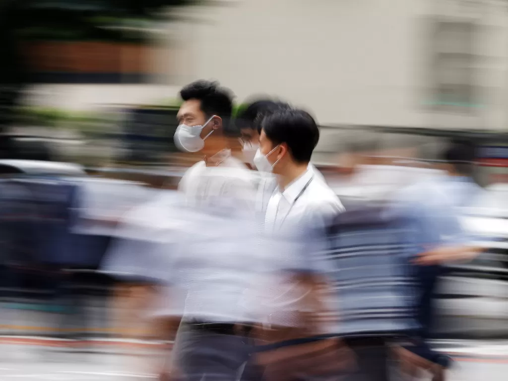 Sekelompok pria di Korea Selatan mengenakan masker (REUTERS/Kim Hong-Ji)