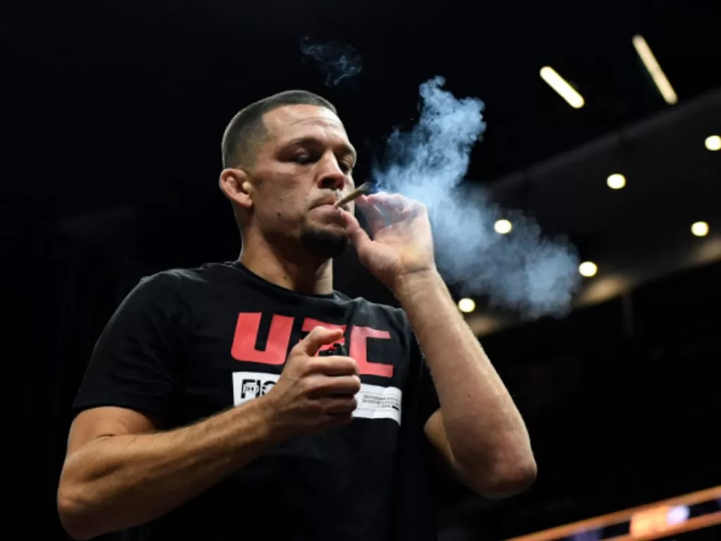 Ilustrasi petarung UFC merokok ganja. (photo/Sun Sport)