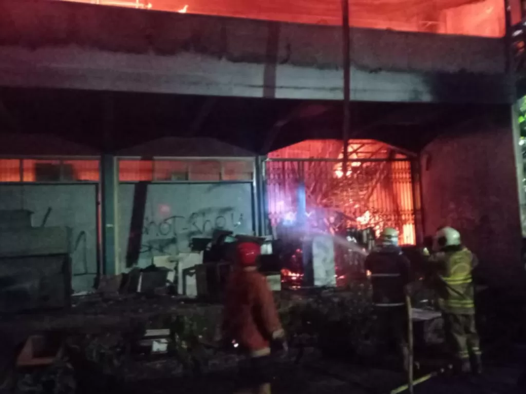 Petugas Sudin Gulkarmat Jakarta Timur memadamkan api yang membakar gudang farmasi milik Dinkes DKI Jakarta di Cipinang Muara, Jakarta Timur, Kamis (8/7/2021).  (photo/ANTARA/HO-Sudin Gulkarmat Jakarta Timur)