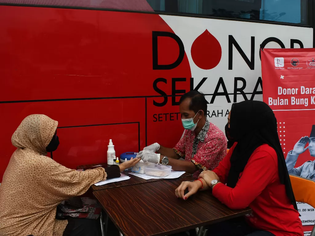  Kegiatan bakti sosial yang digelar Partai Demokrasi Indonesia Perjuangan (PDIP) bekerja sama dengan PMI Kota Madiun tersebut dalam rangka peringatan Bulan Bung Karno 2021. (ANTARA FOTO/Siswowidodo).