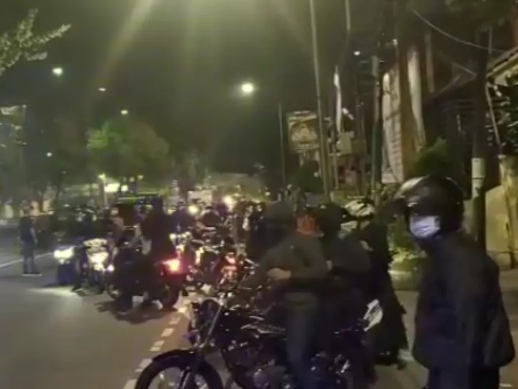 Video sekumpulan orang diduga anggota Paspampres mendatangi Mapolres Metro Jakarta Barat. (Instagram/infokomando)