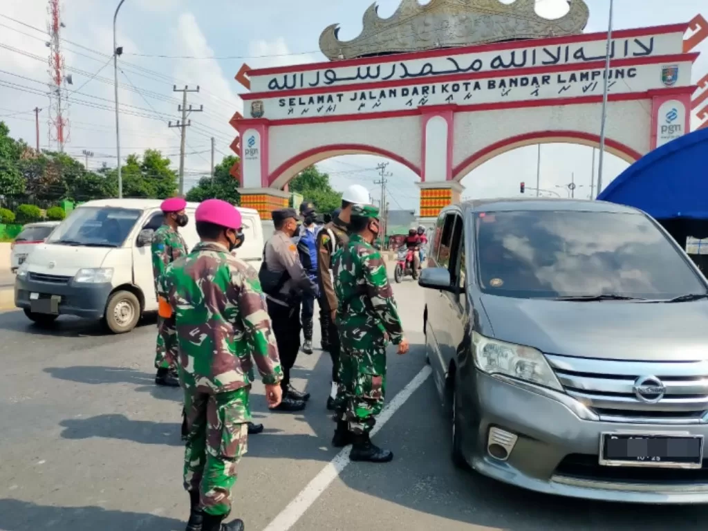 Polisi putar balik 258 kendaraan pada pengetatan PPKM Darurat di Lampung. (ANTARA)