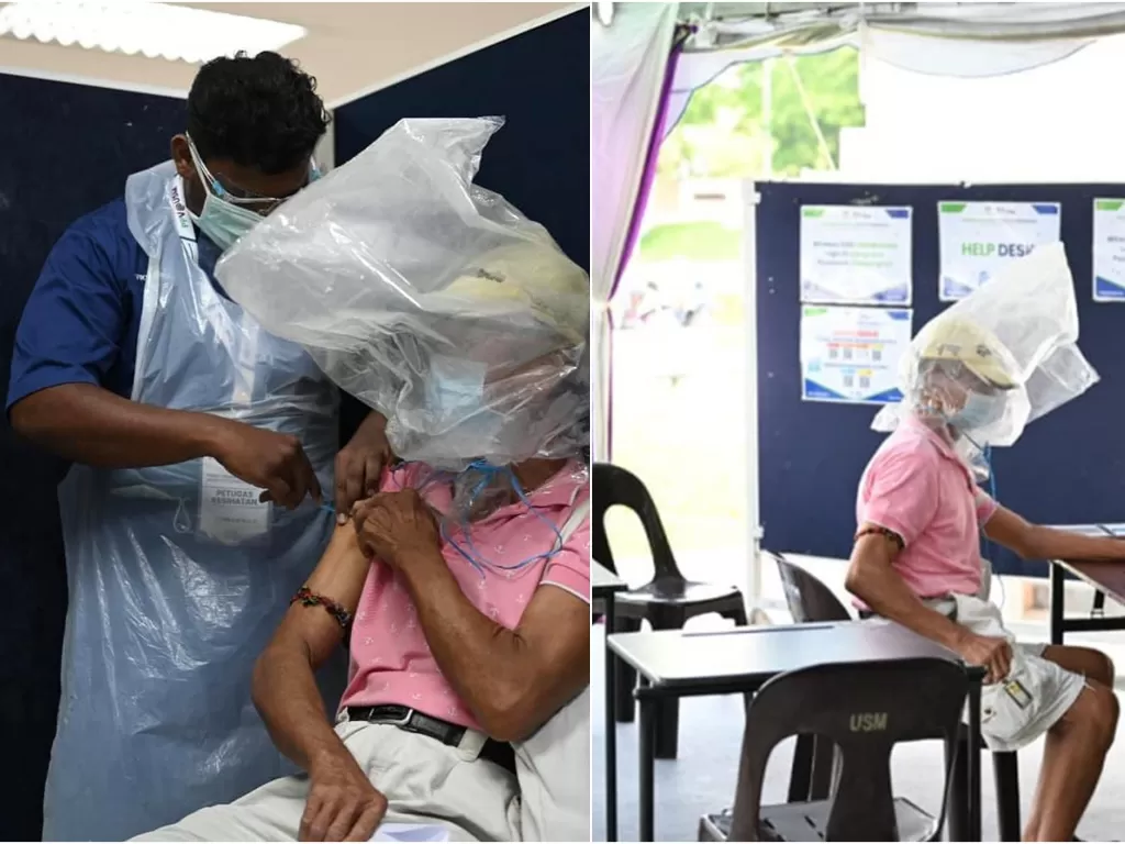 Pria ini diledek karena pakai kantong plastik di pusat vaksinasi. (Facebook/Universiti Sains Malaysia)