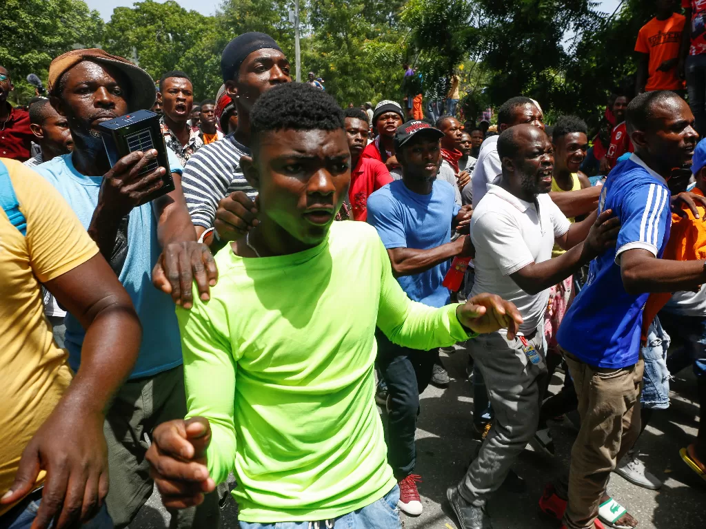 Warga bereaksi di depan kantor polisi setelah penembakan presiden Haiti. (REUTERS/Estailove)