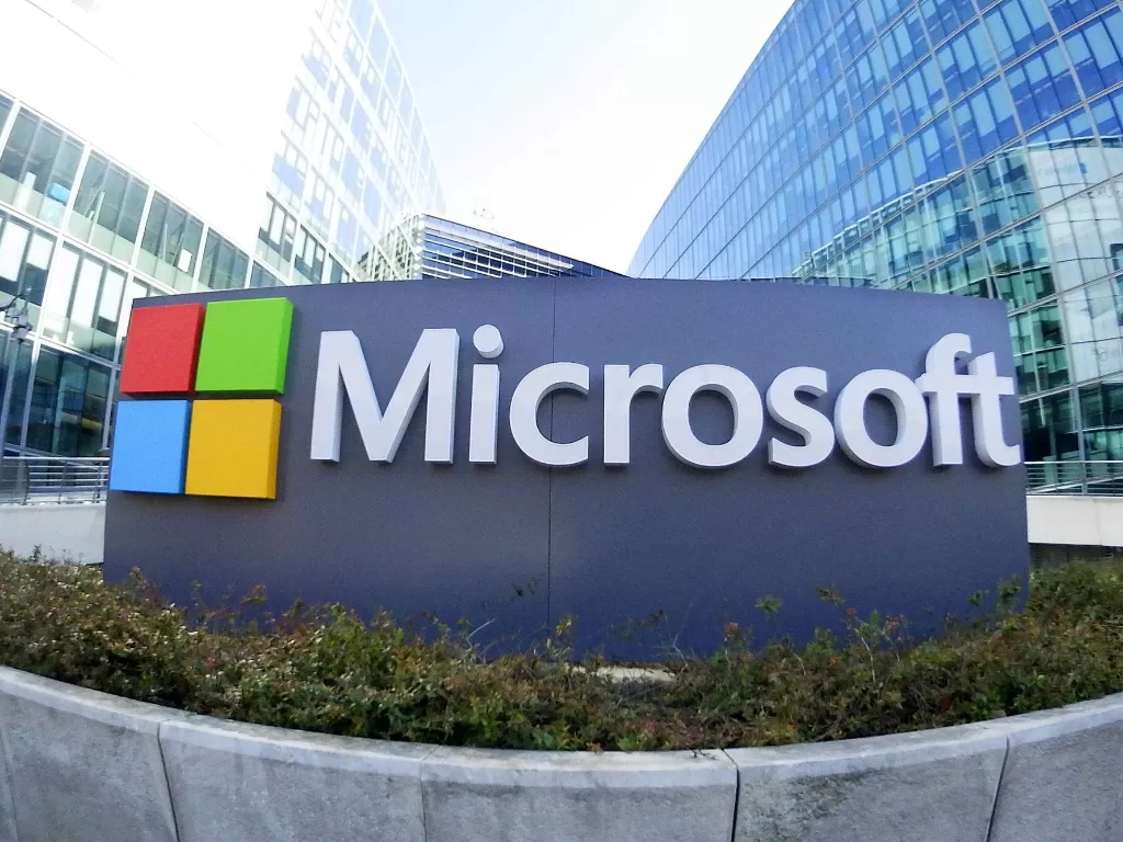 Tampilan logo perusahaan Microsoft di salah satu kantornya (photo/REUTERS/Charles Platiau)