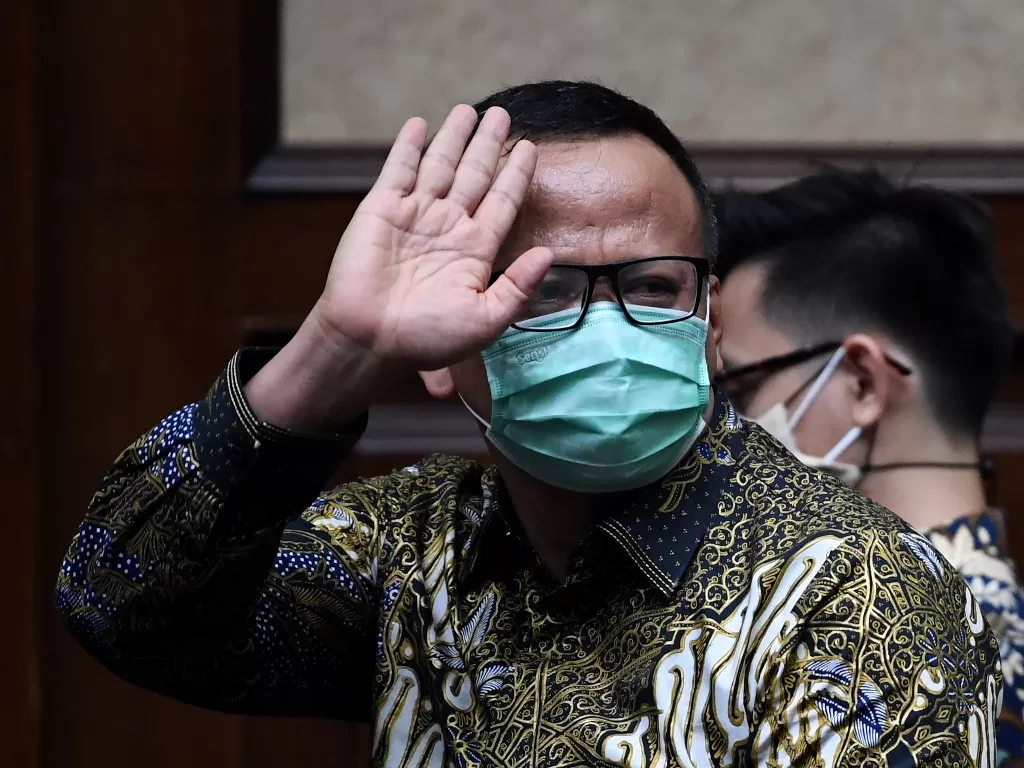 Terdakwa kasus dugaan suap izin ekspor benih lobster tahun 2020 Edhy Prabowo melambaikan tangan saat menunggu sidang pembacaan tuntutan di Pengadilan Tipikor, Jakarta, Selasa (29/6/2021).   (photo/ANTARA FOTO/Sigid Kurniawan)