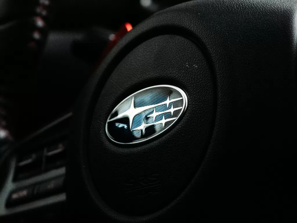 Tampilan logo produsen otomotif asal Jepang yaitu Subaru (photo/Unsplash/Jakob Rosen)