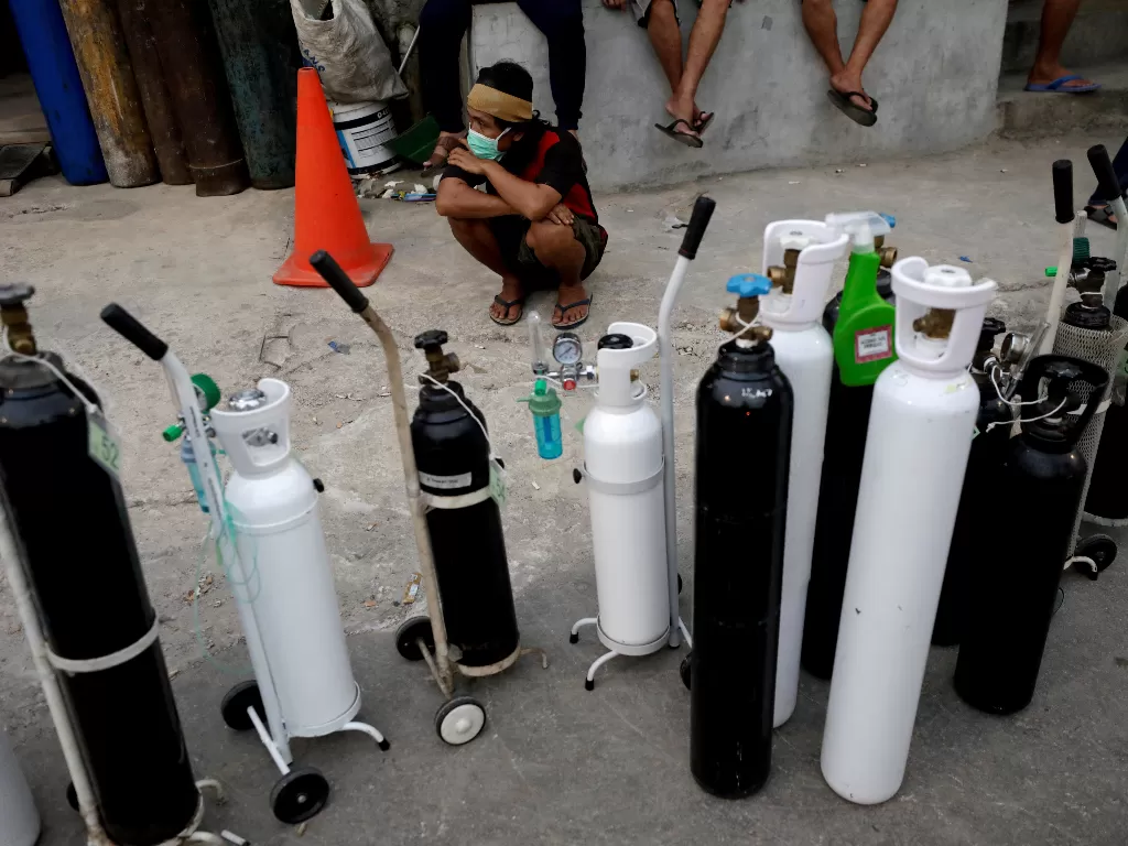 Ilustrasi: Warga mengantri untuk mengisi tangki oksigen di Jakarta, Indonesia, 5 Juli 2021. (photo/REUTERS/ Willy Kurniawan/ilustrasi)