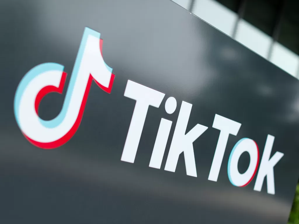 Tampilan logo perusahaan sosial media TikTok (photo/REUTERS/Mike Blake)