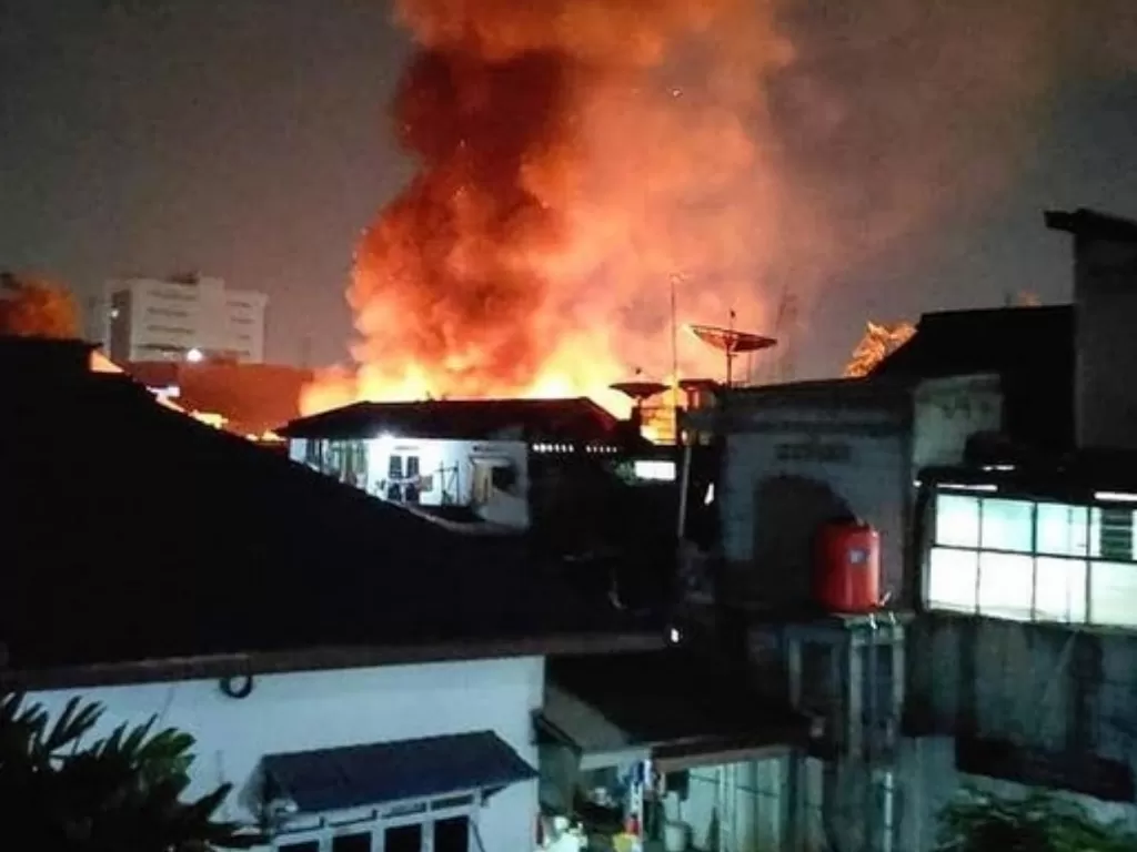 Kebakaran di warung kelontong di Palmeriam, Matraman, Jakarta Timur, Jumat (9/7/2021). (Instagram/info_jakartatimur)
