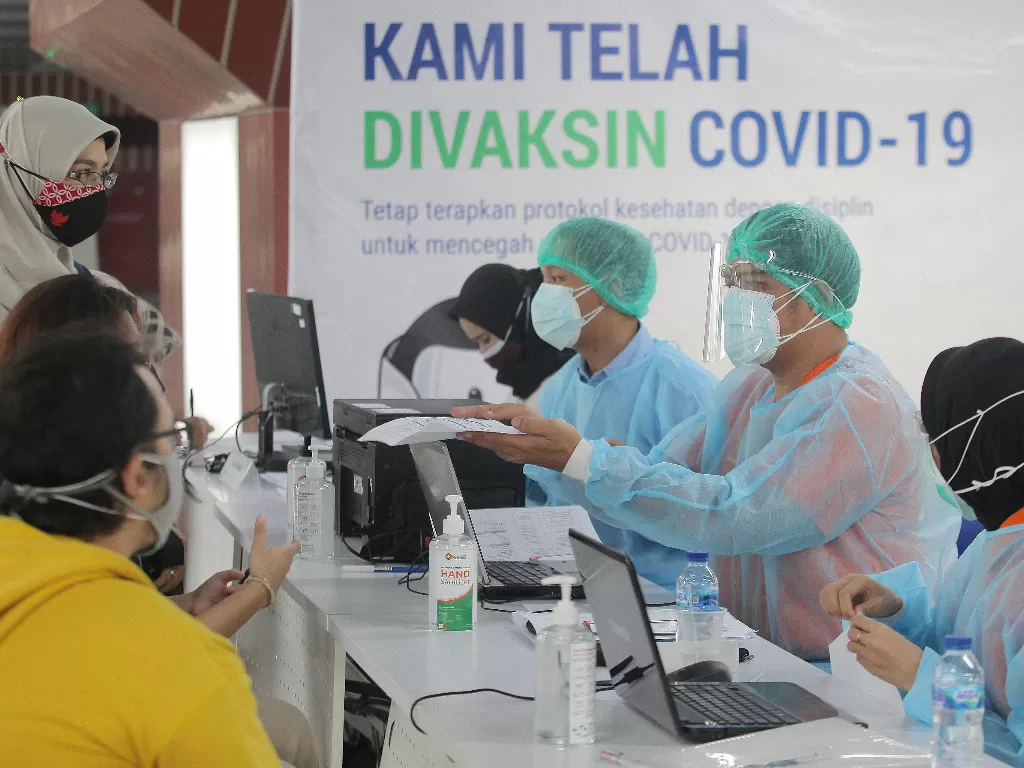 Warga mendaftar untuk mendapatkan vaksin Covid-19 di Stasiun MRT ASEAN, Jakarta, Kamis (8/7/2021). (ANTARA FOTO/Reno Esnir)