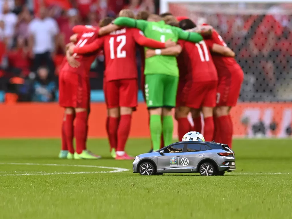 Tampilan mobil Volkswagen ID.4 dengan skala kecil di EURO 2020 (photo/REUTERS/Paul Ellis)