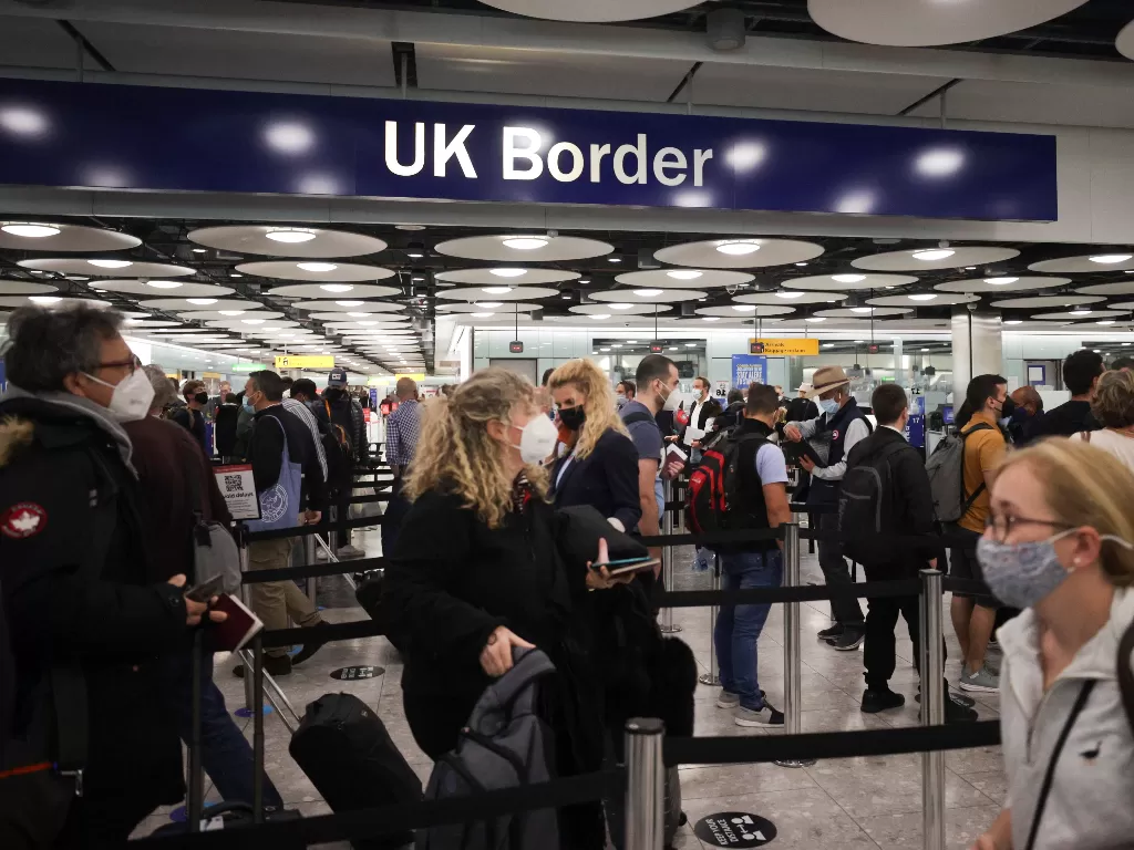 Penumpang yang tiba mengantre di UK Border Control di Terminal 5 di Bandara Heathrow di London, Inggris 29 Juni 2021. (photo/REUTERS/Hannah Mckay)