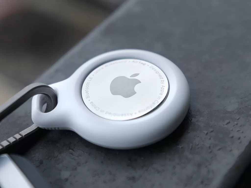 Tampilan perangkat AirTag besutan Apple (photo/Unsplash/Daniel Romero)