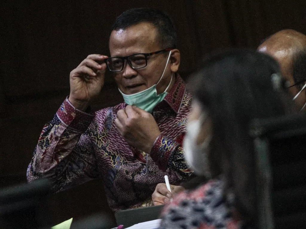 Terdakwa kasus suap izin ekspor benih lobster tahun 2020 Edhy Prabowo (kiri) menjalani sidang lanjutan di Pengadilan Tipikor, Jakarta, Selasa (8/6/2021).  (photo/ANTARA FOTO/Asprilla Dwi Adha)