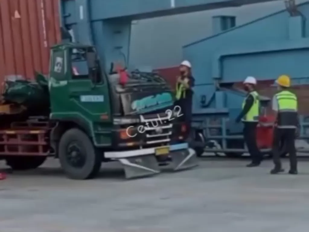Sopir truk tewas tertimpa kontainer. (Instagram/@cetul.22).