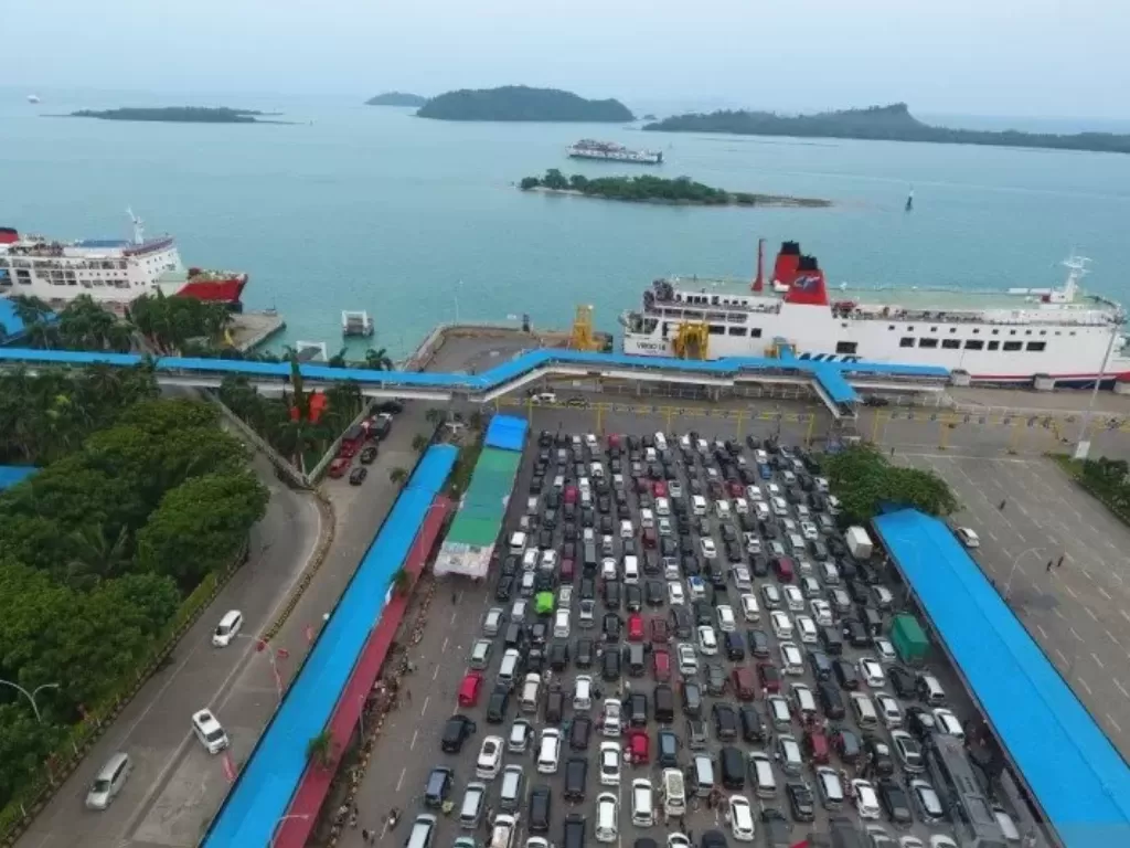 Dokumentasi - Suasana pelabuhan Bakauheni saat arus Balik 2019. (photo/Antara/Ardiansyah/Ilustrasi)