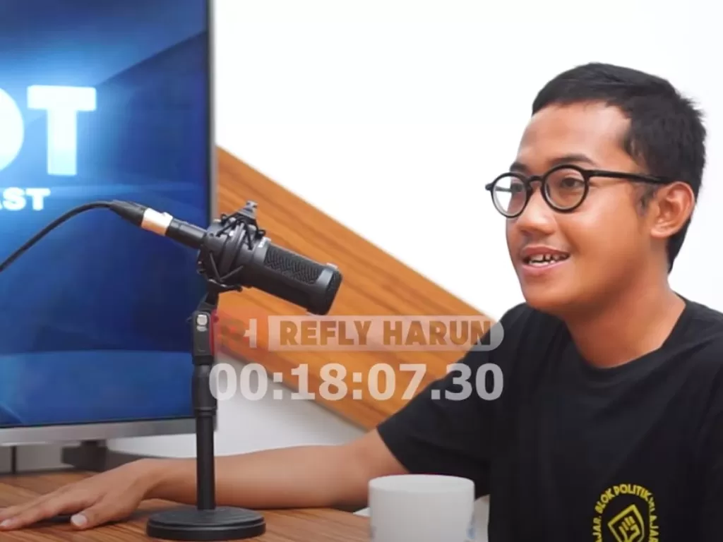 Delpedro Marhaen ketika wawancara langsung dengan Refly Harun (photo/youtube/Refly Harun)