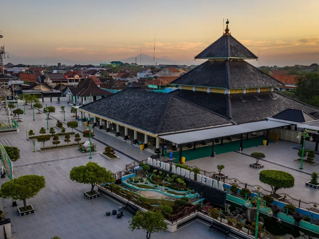 Ilustrasi: Foto udara suasana kompleks Masjid Agung Demak yang ditutup sementara di Demak, Jawa Tengah, Selasa (6/7/2021). (photo/ANTARA FOTO/Aji Styawan/ilustrasi)