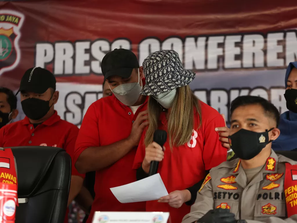 Tersangka kasus penyalahgunaan narkoba Nia Ramadhani (kedua kanan) dan Ardi Bakrie (ketiga kanan) menyampaikan permohonan maaf saat konferensi pers di Polres Jakarta Pusat, Sabtu (10/7/2021). (photo/ANTARA FOTO/Kilauan Dinanti)