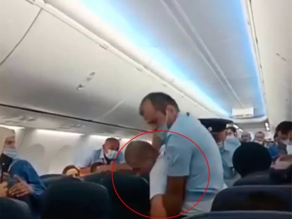 Pria dikeluarkan secara paksa dari pesawat karena tak mau pakai masker. (EAST2WEST NEWS)